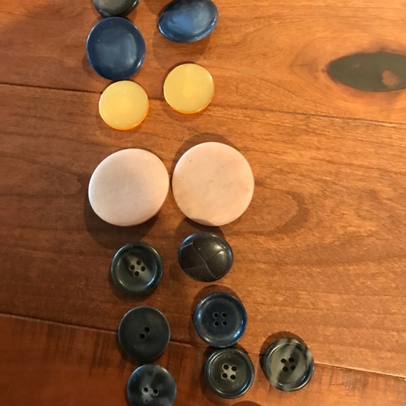 VINTAGE ASSORTMENT OF BUTTONS - Picture 3 of 8